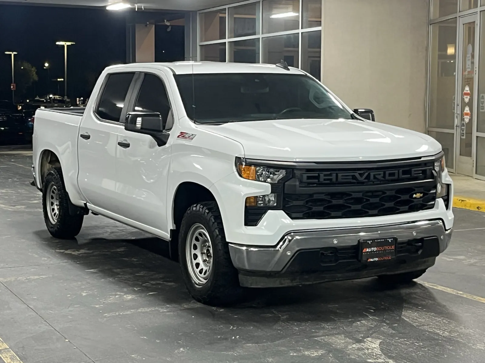 Chevrolet Silverado photo 2