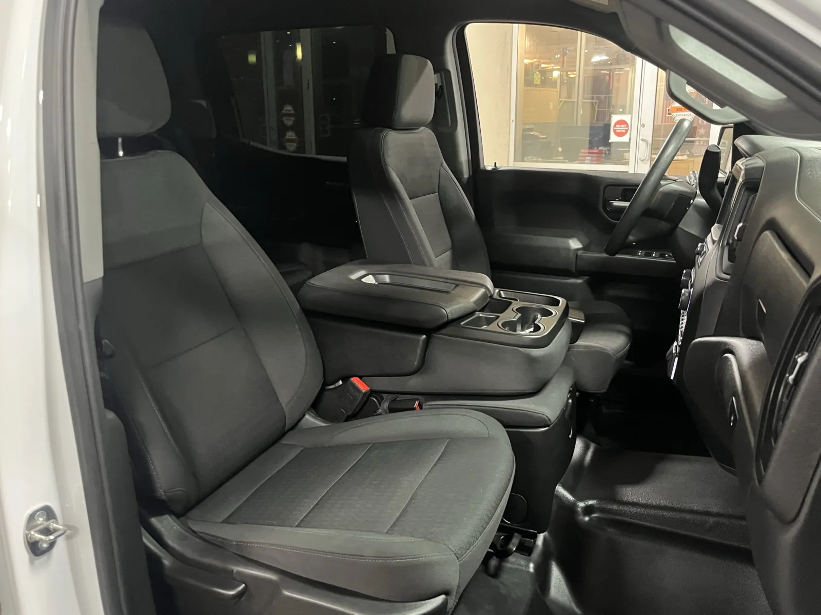 Chevrolet Silverado photo 24