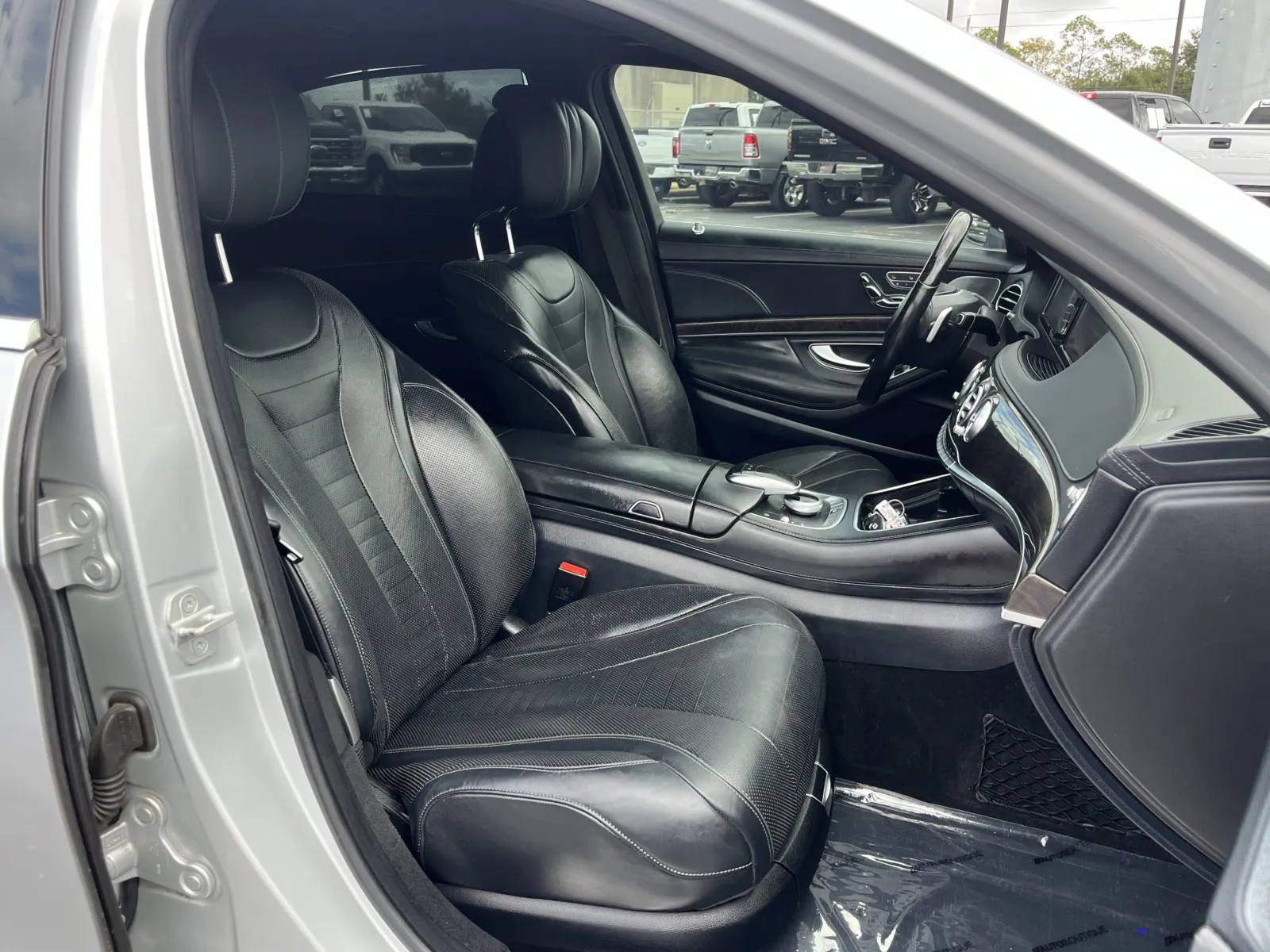 Mercedes-Benz S-Class photo 29