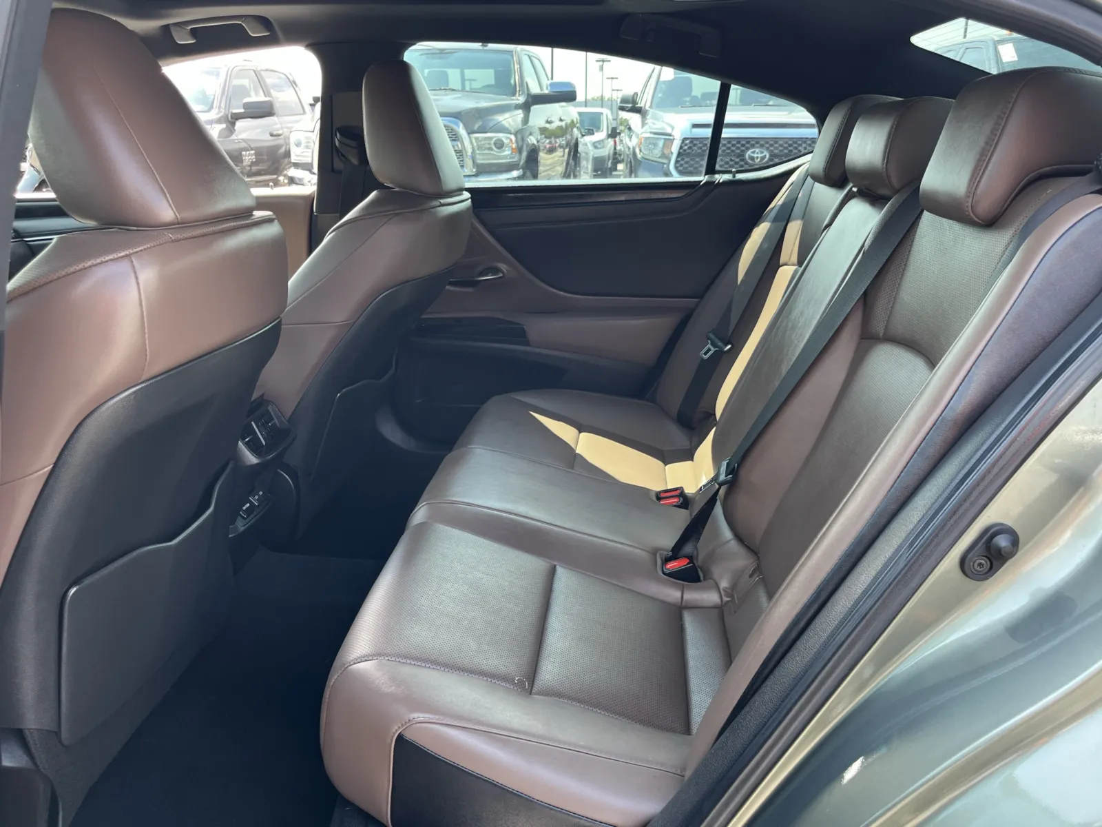 Lexus ES photo 28