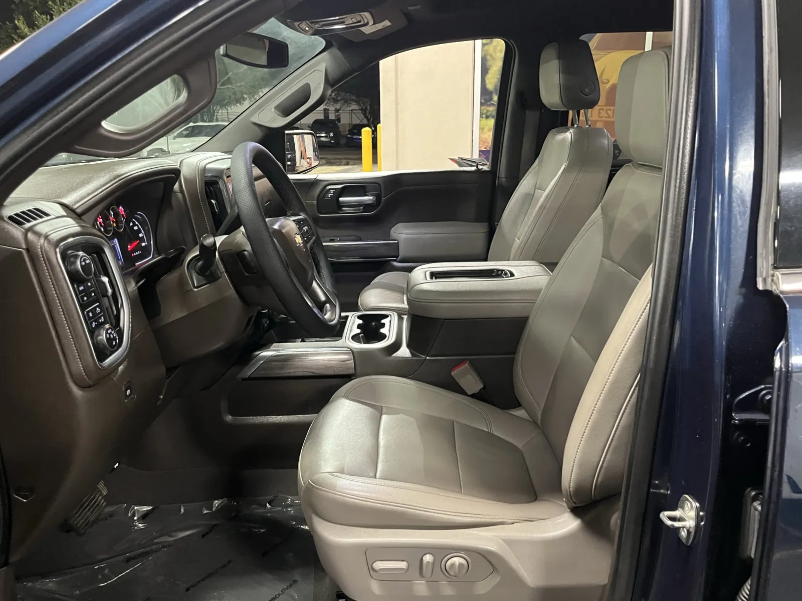 Chevrolet Silverado photo 24