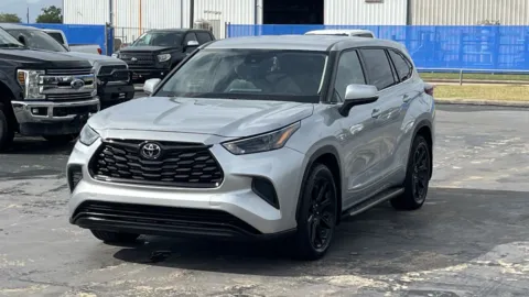 Silver 2022 Toyota Highlander L for sale in Alvin, TX
