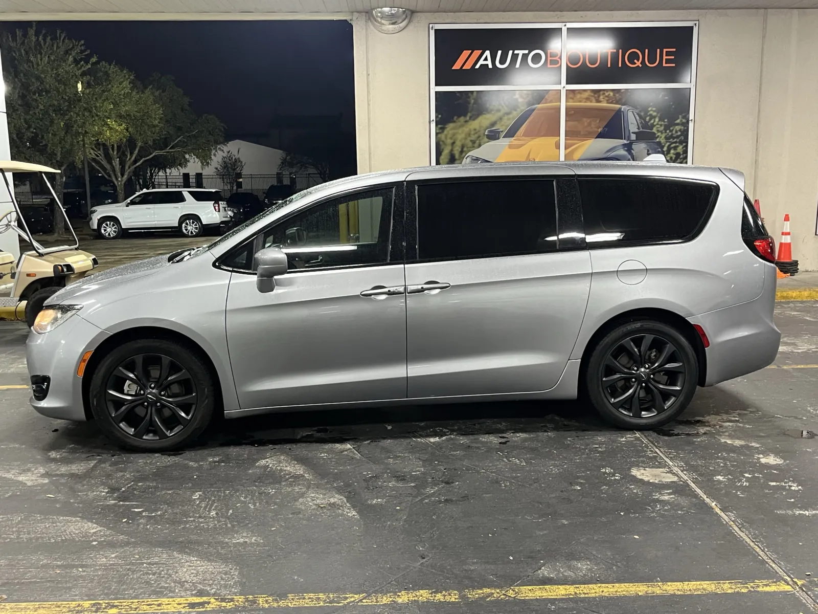 Chrysler Pacifica photo 11