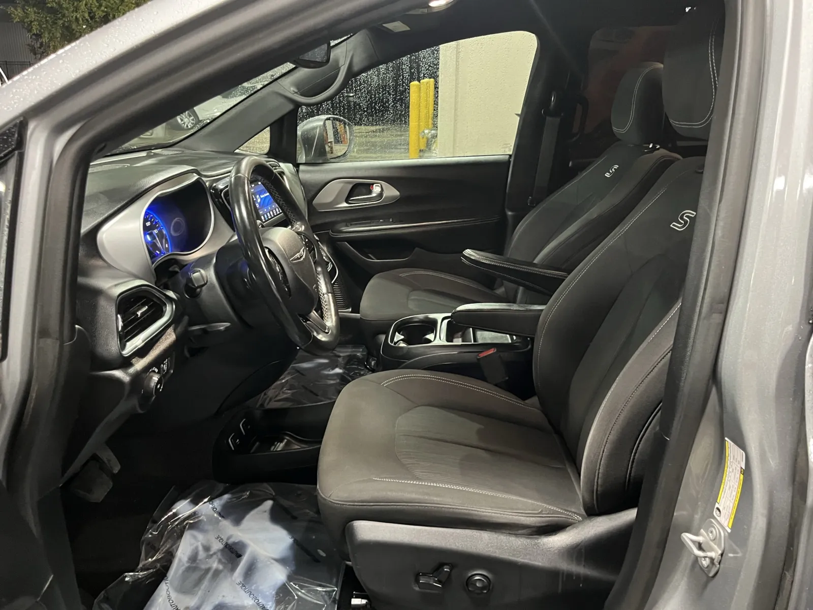 Chrysler Pacifica photo 25