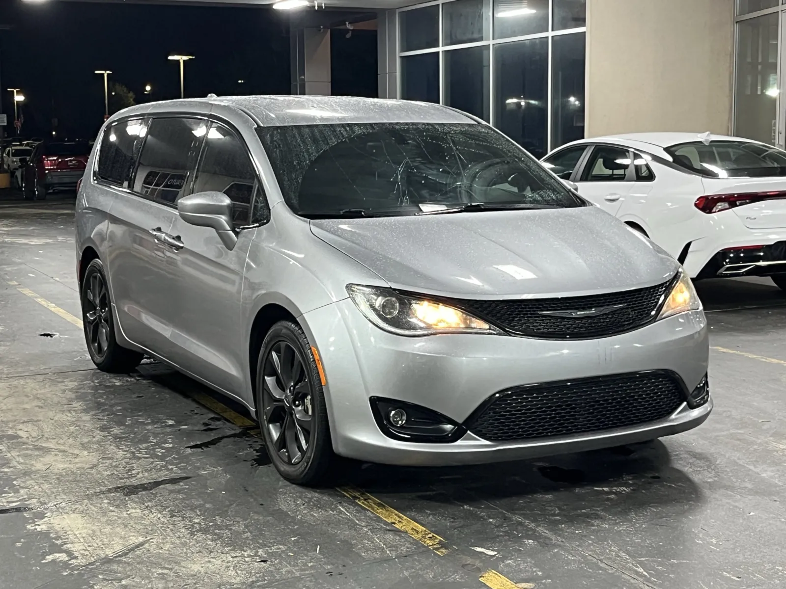 Chrysler Pacifica photo 2
