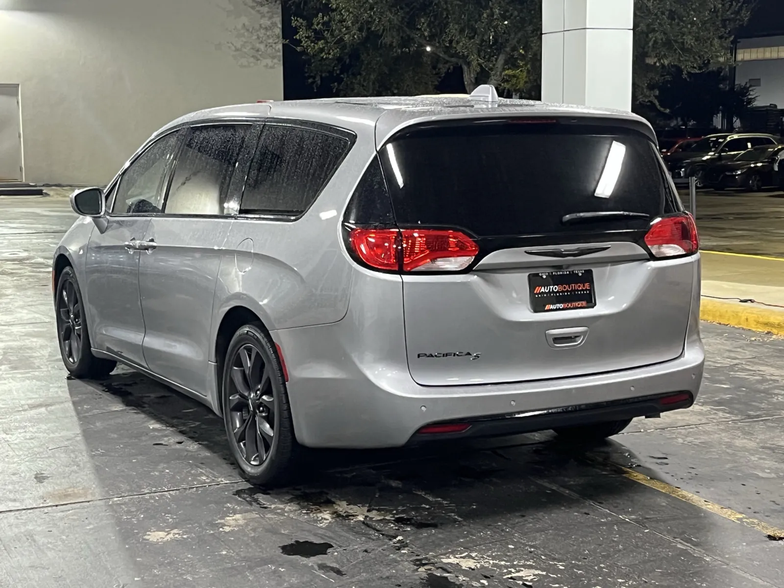 Chrysler Pacifica photo 10