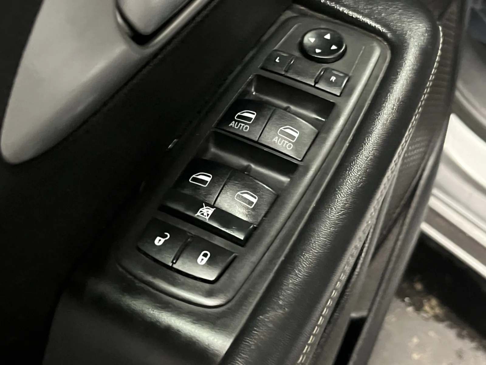 Chrysler Pacifica photo 23