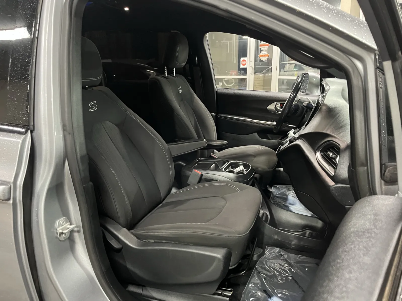 Chrysler Pacifica photo 26