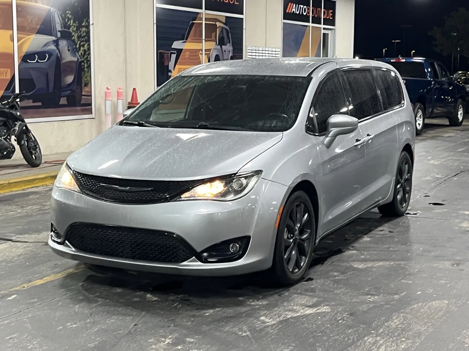 Chrysler Pacifica photo 3