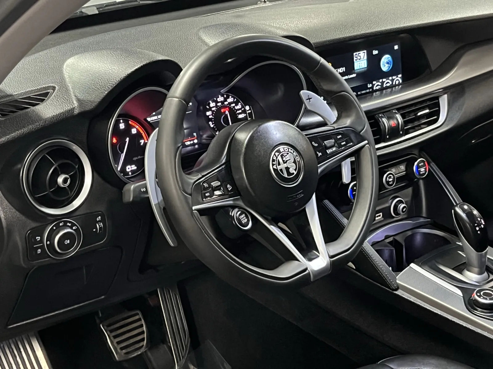 Alfa Romeo Stelvio photo 13