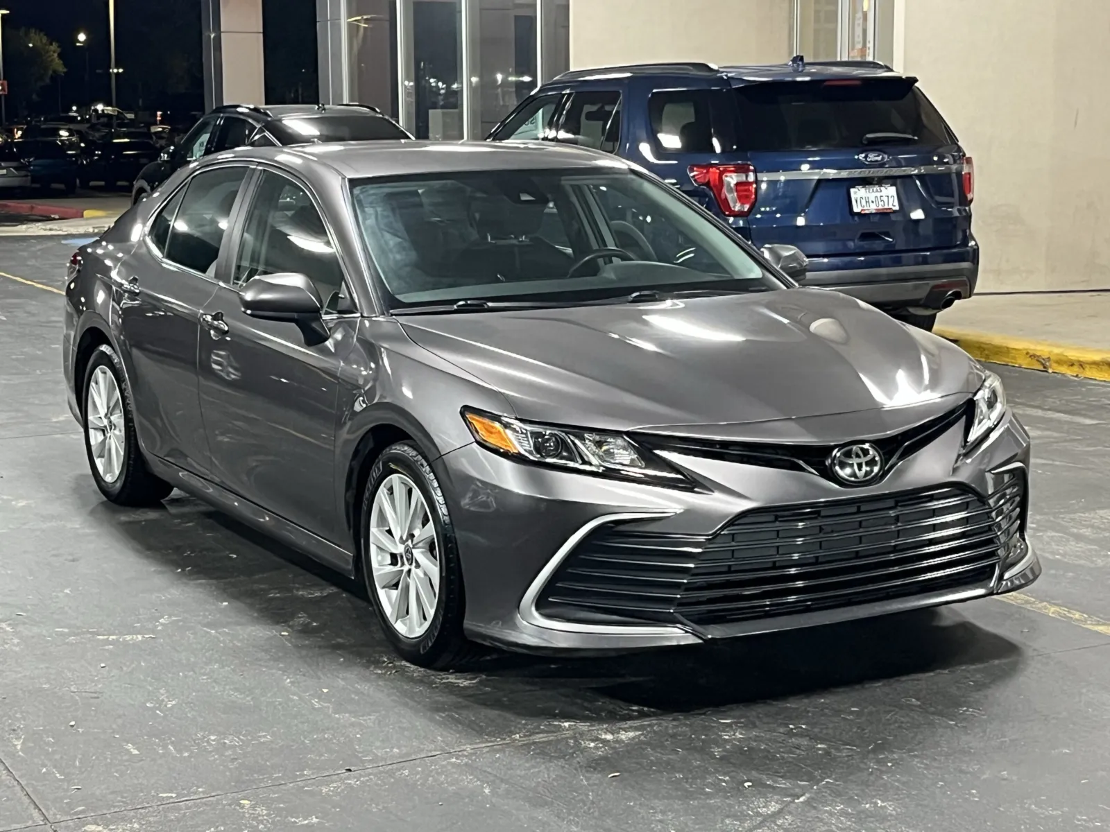 Toyota Camry photo 2