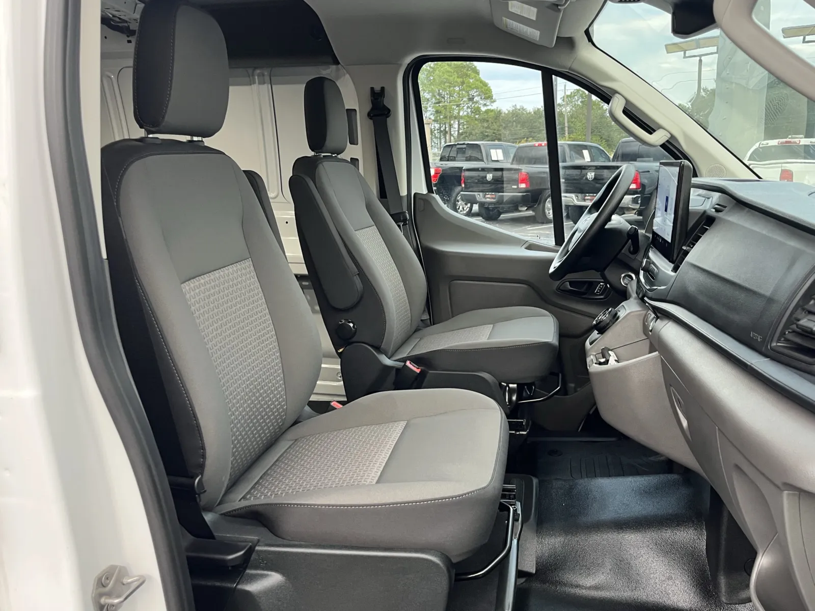 Ford E-Transit Cargo Van photo 26