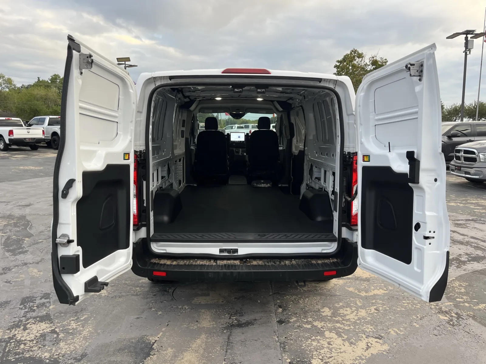 Ford E-Transit Cargo Van photo 11