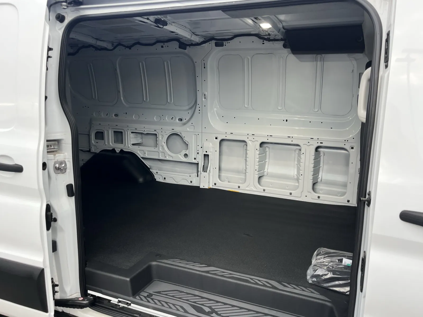Ford E-Transit Cargo Van photo 27