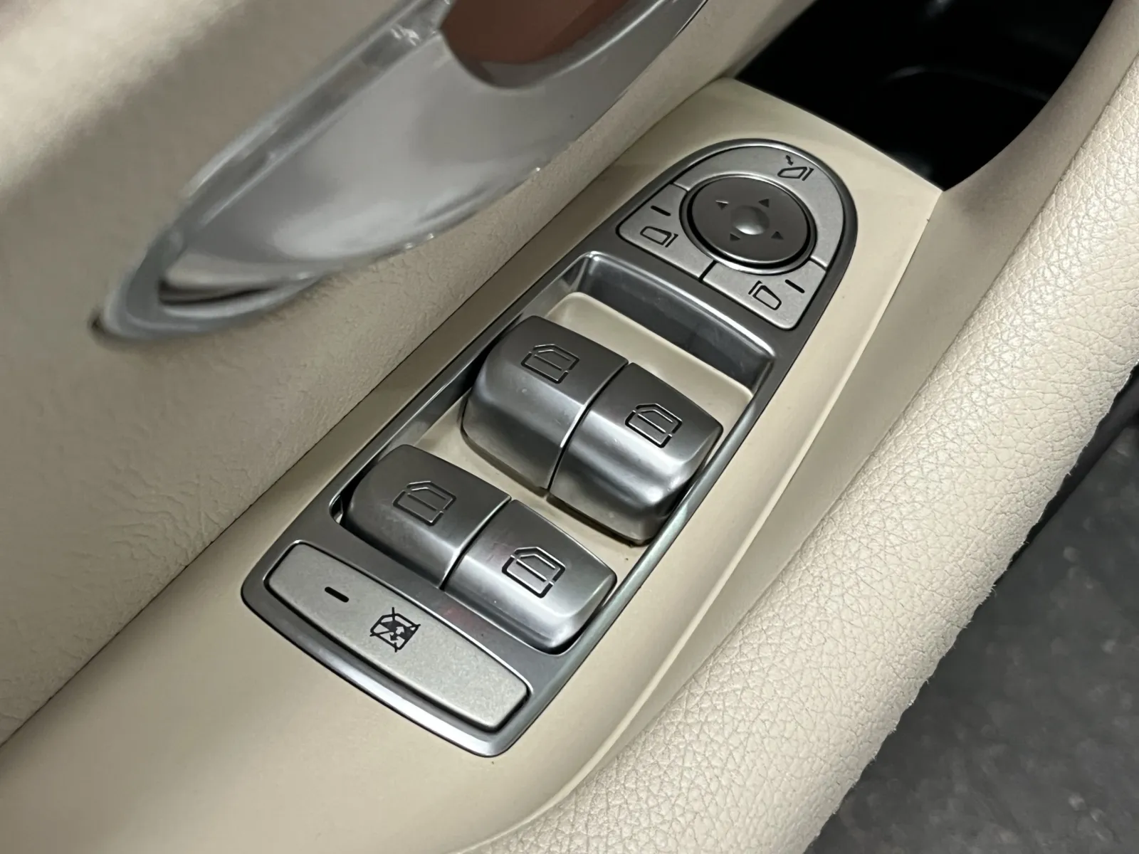 Mercedes-Benz E-Class photo 22
