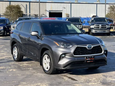 Another view of 2023 Toyota Highlander Hybrid LE for sale in Alvin, TX at Auto Boutique Texas