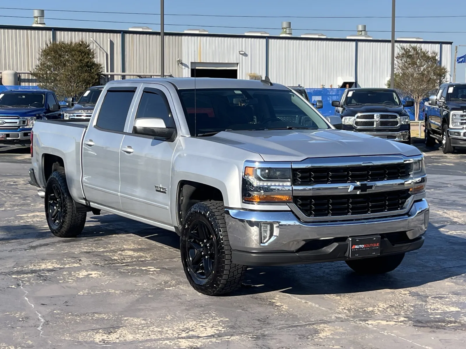 Chevrolet Silverado photo 3
