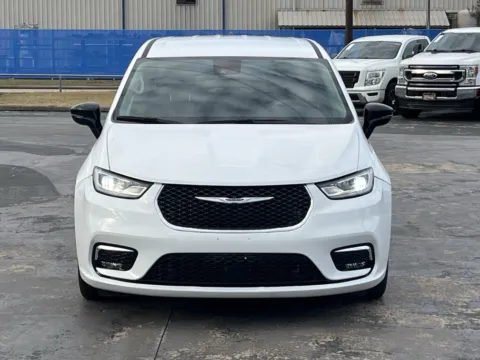 More photos of 2024 Chrysler Pacifica Hybrid Select at Auto Boutique Texas, TX