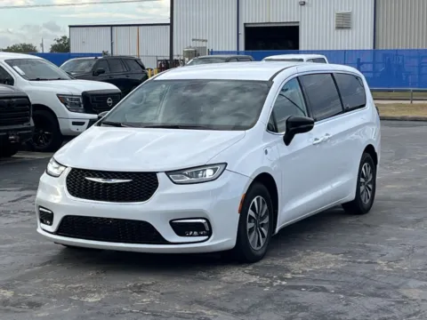 Photos of 2024 Chrysler Pacifica Hybrid Select for sale in Alvin, TX at Auto Boutique Texas
