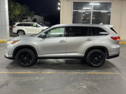 More photos of 2019 Toyota Highlander XLE at Auto Boutique Texas, TX