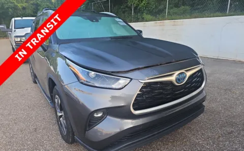 Gray 2023 Toyota Highlander Hybrid XLE for sale in Alvin, TX