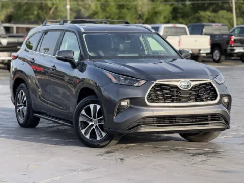 Photos of 2023 Toyota Highlander Hybrid XLE for sale in Alvin, TX at Auto Boutique Texas