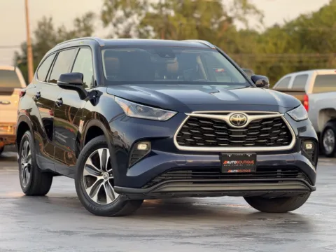 Photos of 2021 Toyota Highlander XLE for sale in Alvin, TX at Auto Boutique Texas