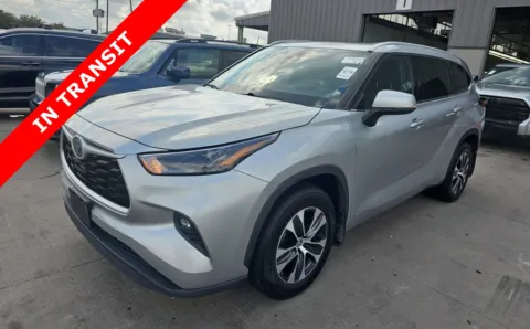 Silver 2022 Toyota Highlander Hybrid XLE for sale in Alvin, TX