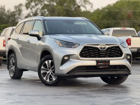 Photos of 2022 Toyota Highlander Hybrid XLE for sale in Alvin, TX at Auto Boutique Texas
