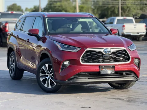 Photos of 2021 Toyota Highlander Hybrid XLE for sale in Alvin, TX at Auto Boutique Texas