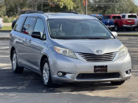 Silver 2016 Toyota Sienna XLE for sale in Alvin, TX