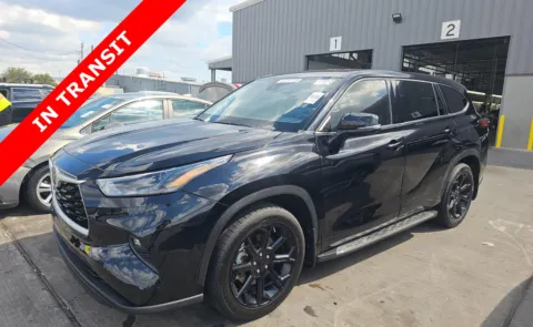 Black 2022 Toyota Highlander LE for sale in Alvin, TX