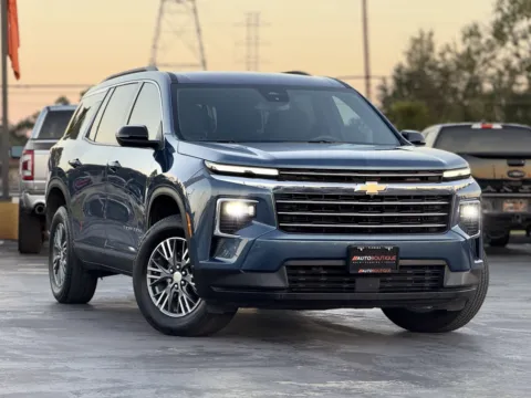 Photos of 2024 CHEVROLET TRAVERSE L FWD LT for sale in Alvin, TX at Auto Boutique Texas