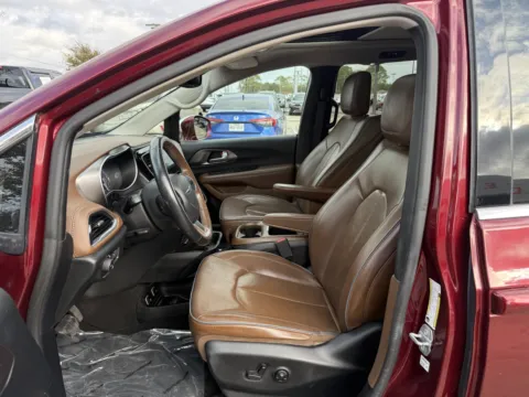Photos of 2018 Chrysler Pacifica Limited for sale in Alvin, TX at Auto Boutique Texas