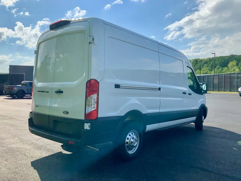 Ford Transit-250 photo 24