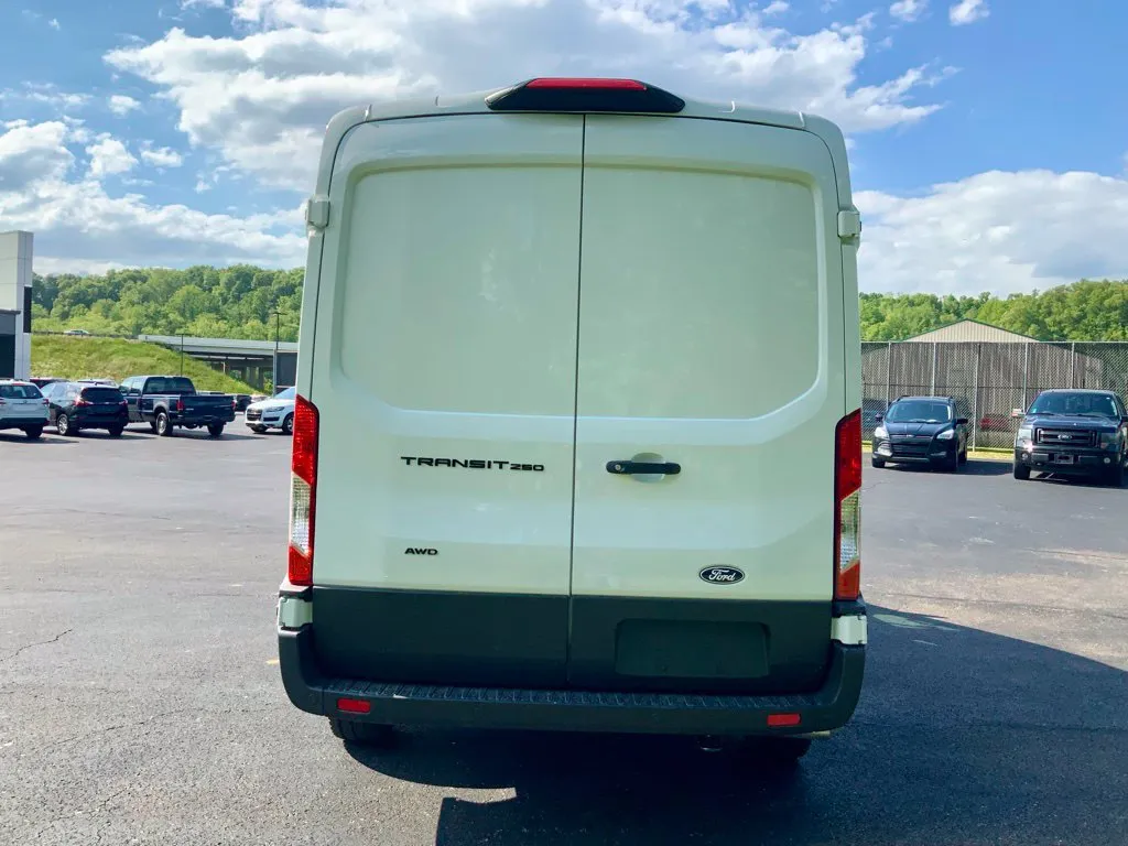 Ford Transit-250 photo 21