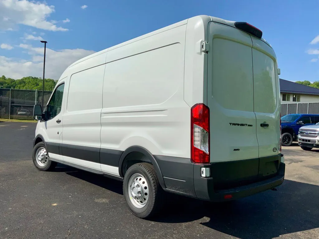 Ford Transit-250 photo 19