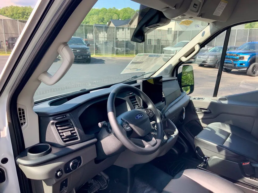 Ford Transit-250 photo 17