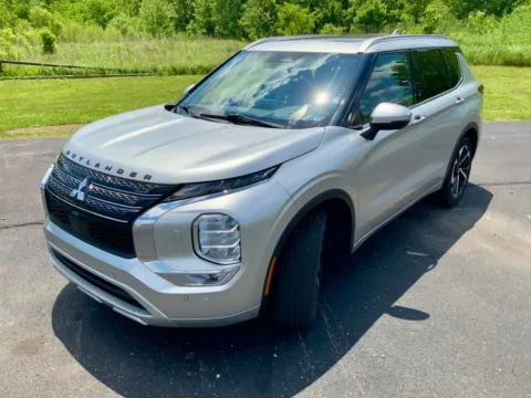 More photos of 2022 Mitsubishi Outlander SEL at Don Wood Ford Lincoln, OH