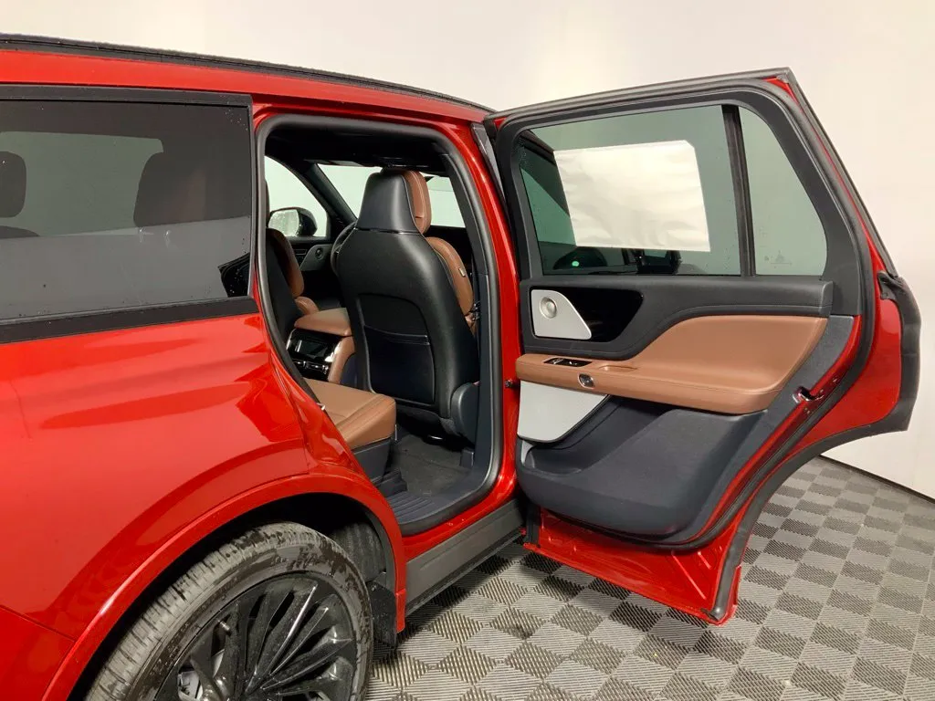 Lincoln Aviator photo 30