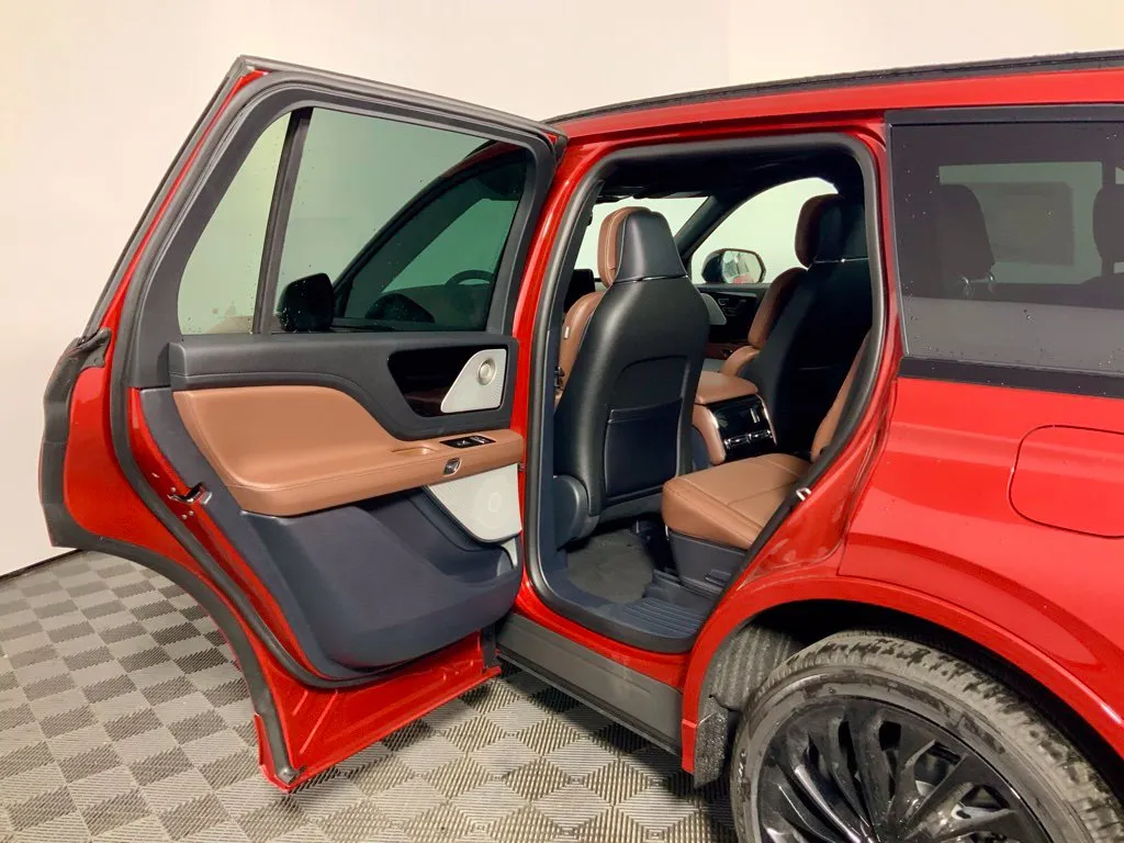 Lincoln Aviator photo 21
