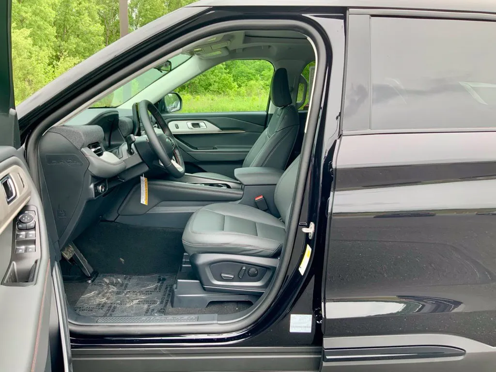 Ford Explorer photo 16