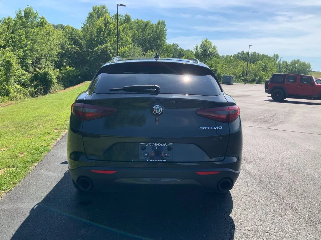 Alfa Romeo Stelvio photo 9