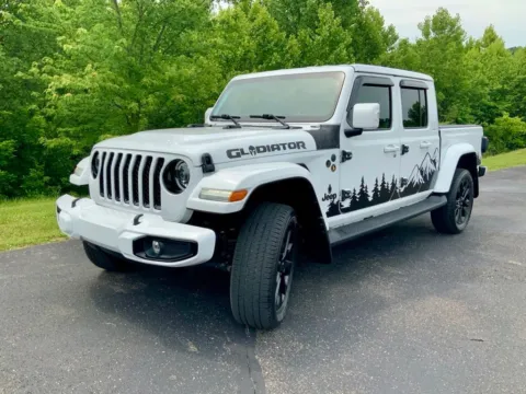 More photos of 2023 Jeep Gladiator Overland at Don Wood Ford Lincoln, OH