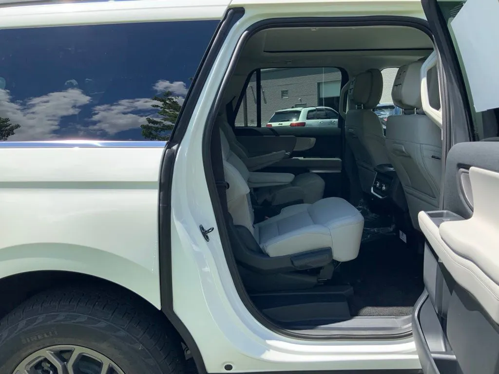 Ford Expedition MAX photo 23