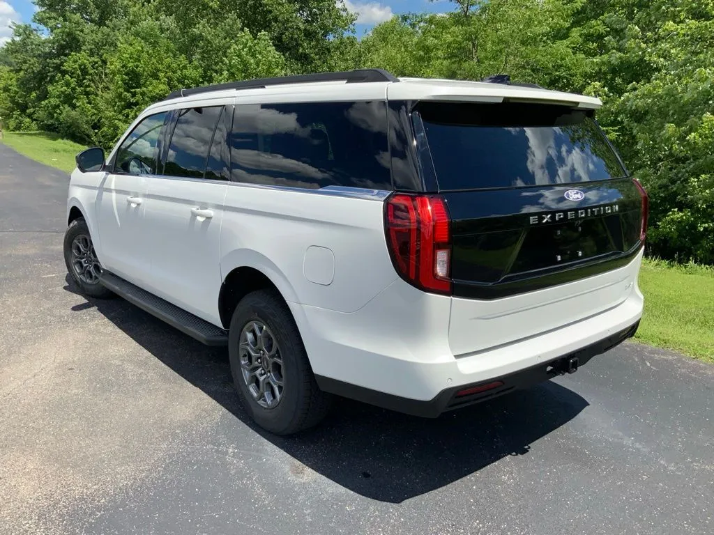 Ford Expedition MAX photo 8
