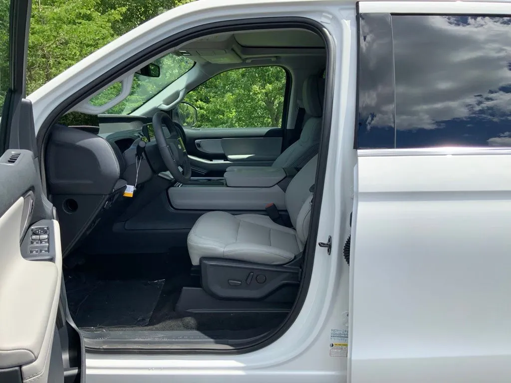 Ford Expedition MAX photo 13