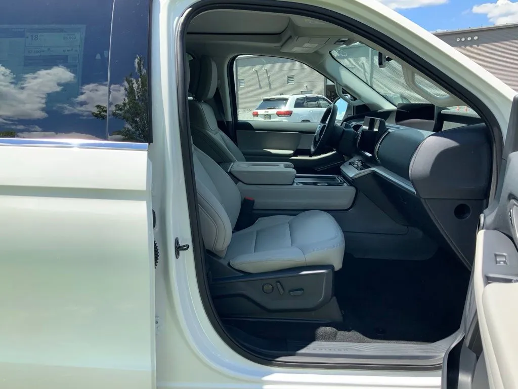 Ford Expedition MAX photo 24