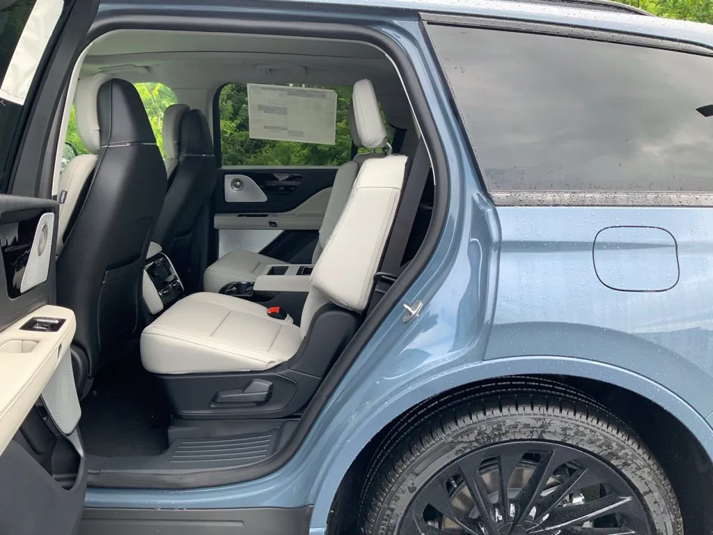Lincoln Aviator photo 22