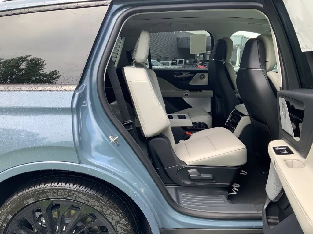 Lincoln Aviator photo 23